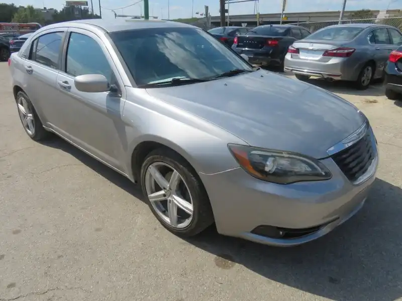 2014 Chrysler 200 Touring's photo