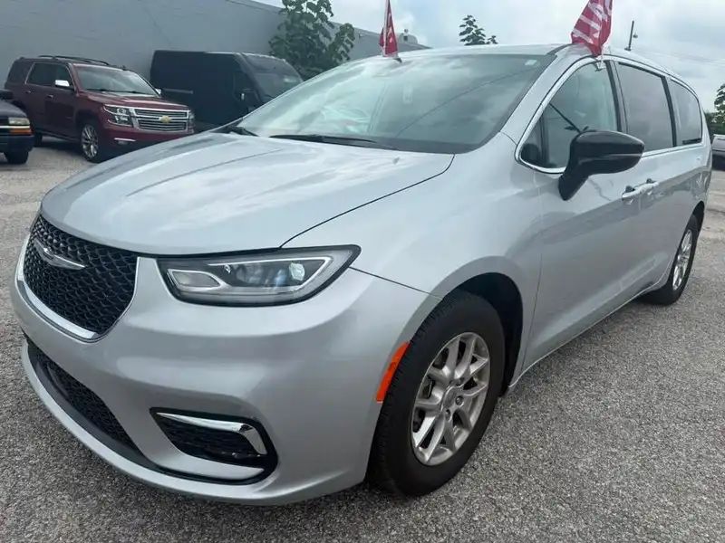2024 Chrysler Pacifica Touring L's photo