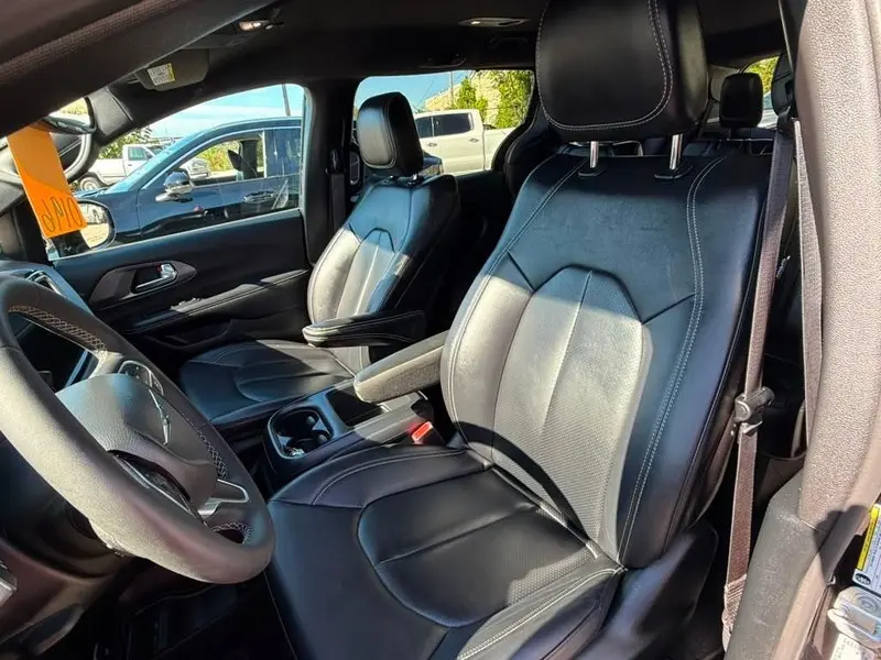 2026 Chrysler Pacifica Select photo 5