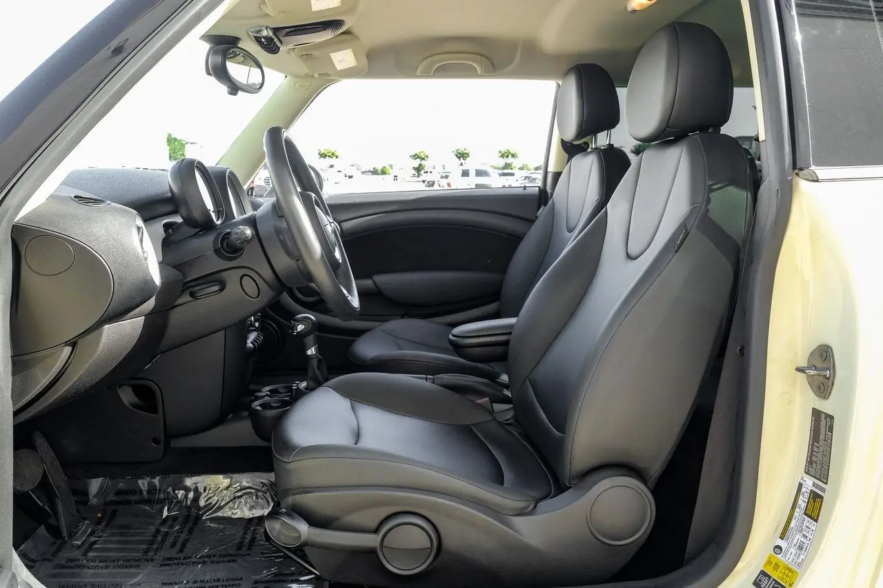 2013 MINI Cooper Base photo 4