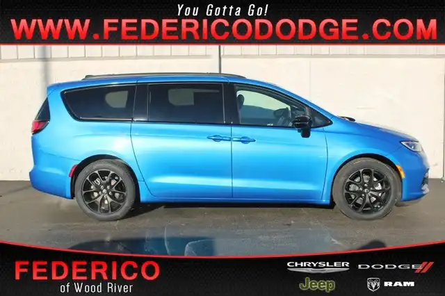 2026 Chrysler Pacifica Select's photo