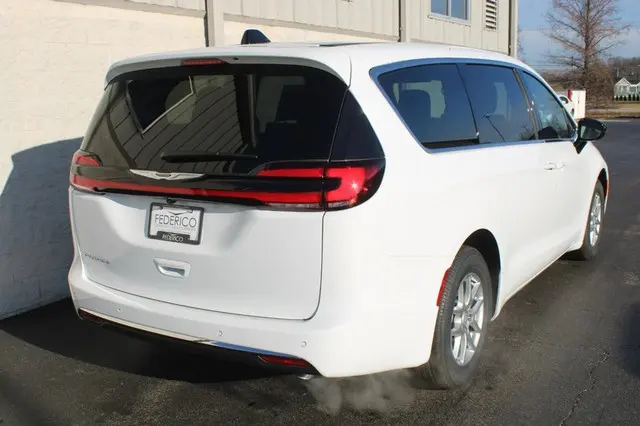 2026 Chrysler Pacifica Select photo 3