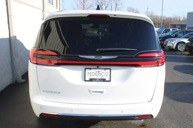 2026 Chrysler Pacifica Select photo 4