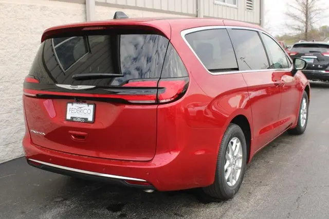 2026 Chrysler Pacifica Select photo 3