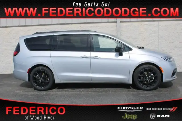 2026 Chrysler Pacifica Limited's photo