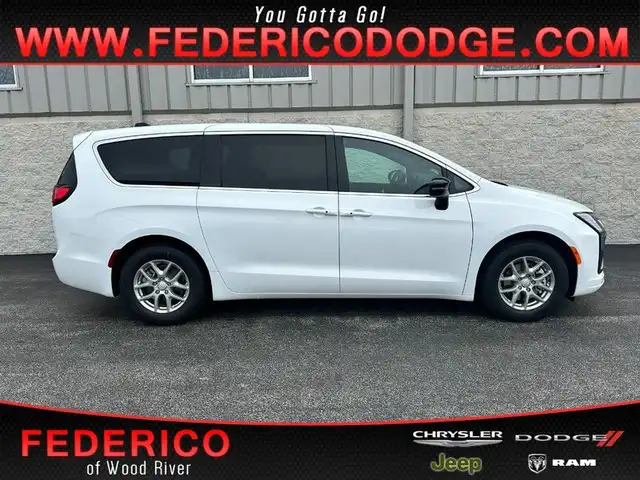 2027 Chrysler Pacifica Select's photo