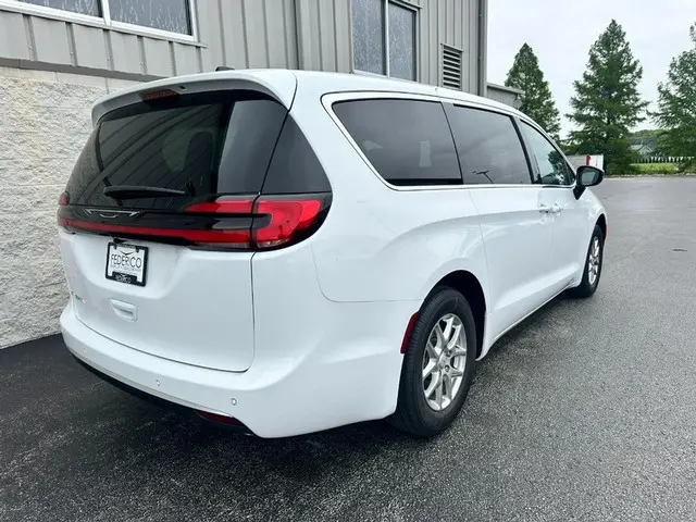 2027 Chrysler Pacifica Select photo 3