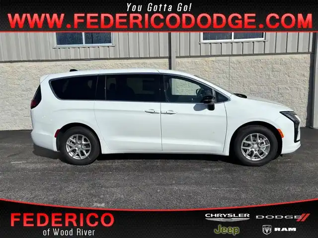 2027 Chrysler Pacifica Select's photo