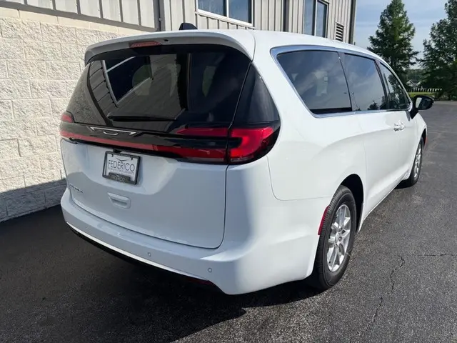 2027 Chrysler Pacifica Select photo 3