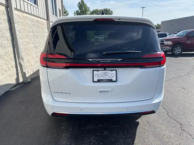 2027 Chrysler Pacifica Select photo 4