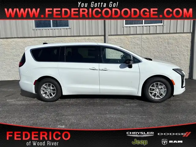 2027 Chrysler Pacifica Select's photo