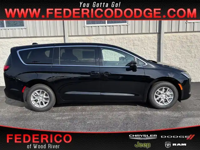 2027 Chrysler Pacifica Select's photo