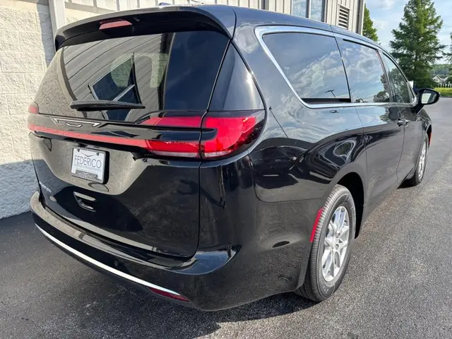 2027 Chrysler Pacifica Select photo 3