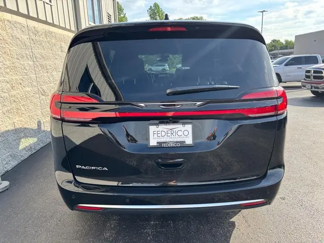 2027 Chrysler Pacifica Select photo 4