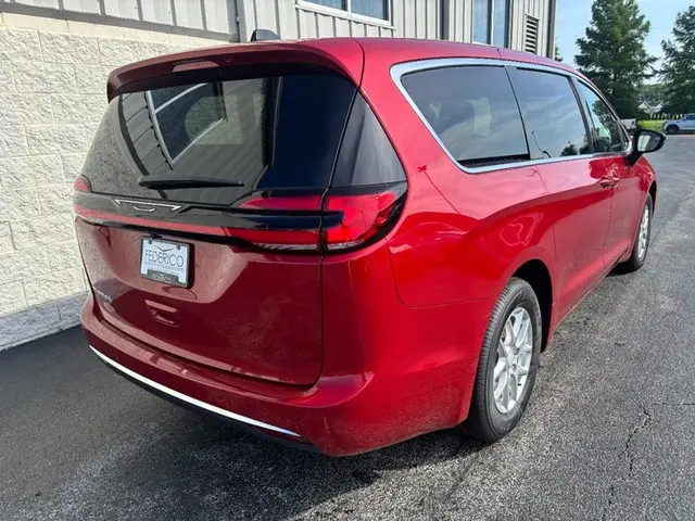 2027 Chrysler Pacifica Select photo 3