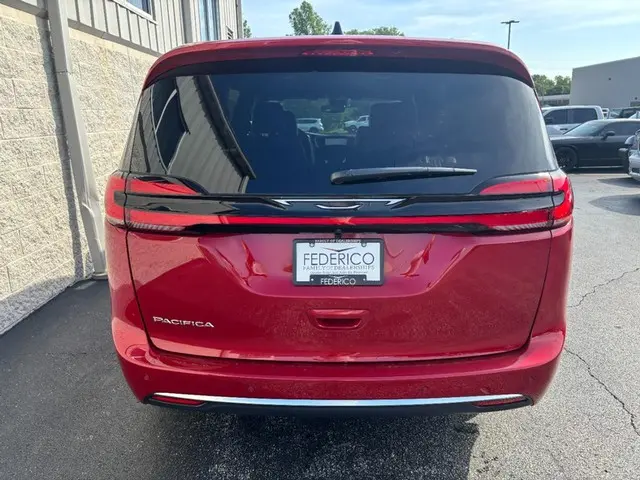 2027 Chrysler Pacifica Select photo 4