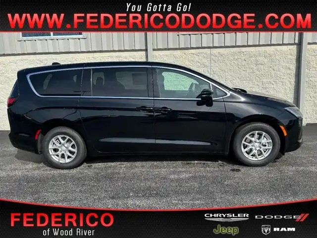 2027 Chrysler Pacifica Select's photo