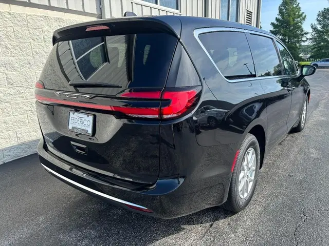 2027 Chrysler Pacifica Select photo 3