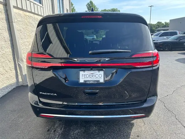2027 Chrysler Pacifica Select photo 4
