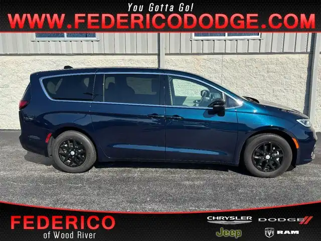 2024 Chrysler Pacifica Touring L's photo