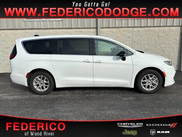 2024 Chrysler Pacifica Touring L's photo
