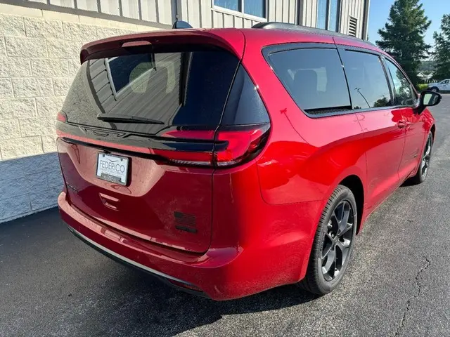 2027 Chrysler Pacifica Select photo 3