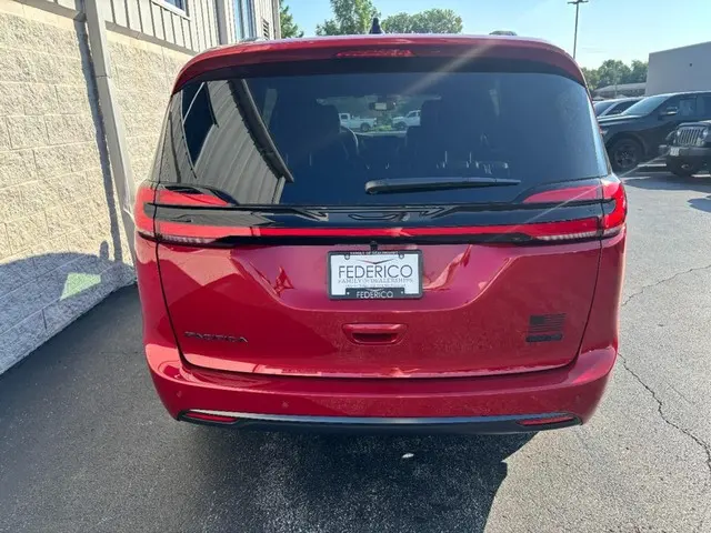 2027 Chrysler Pacifica Select photo 4