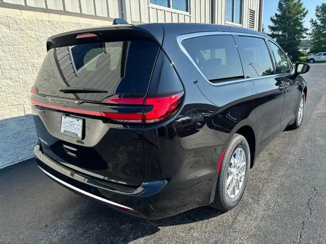 2027 Chrysler Pacifica Select photo 3
