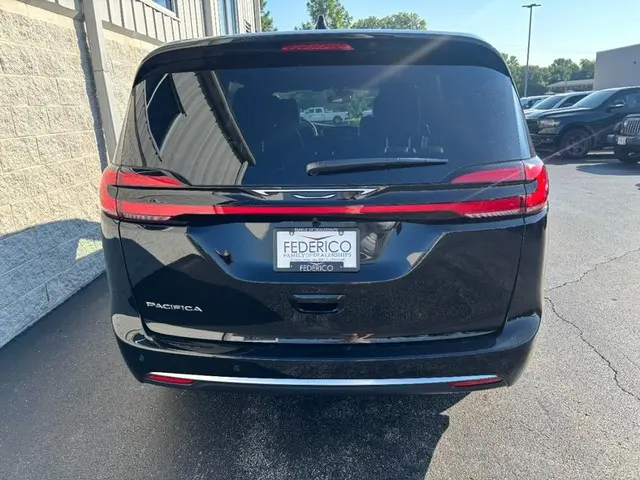 2027 Chrysler Pacifica Select photo 4