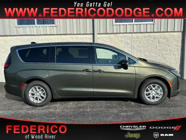 2027 Chrysler Pacifica Select's photo