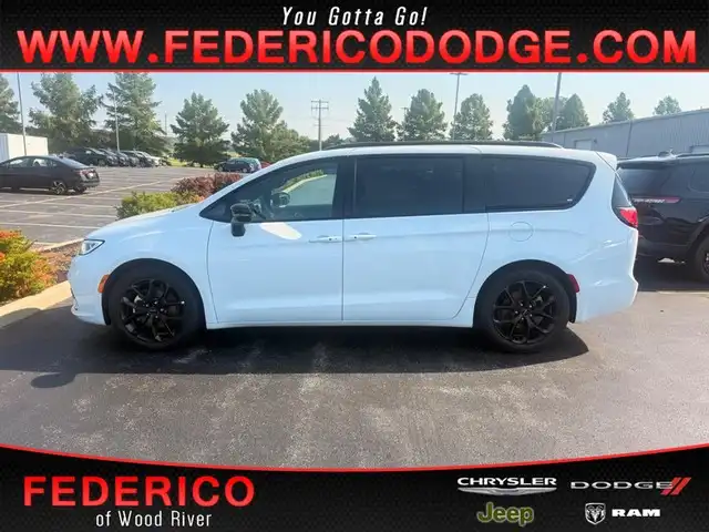 2025 Chrysler Pacifica Limited's photo