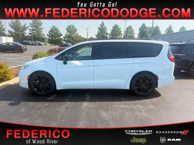 2025 Chrysler Pacifica Limited's photo