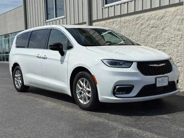 2025 Chrysler Pacifica Select photo 3