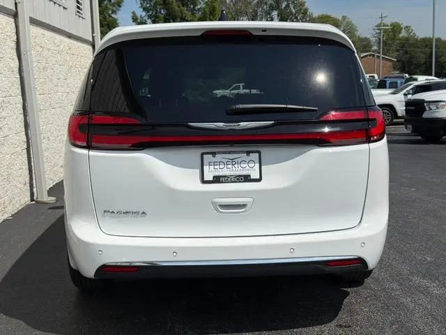2025 Chrysler Pacifica Select photo 4