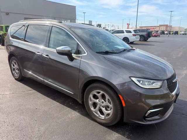 2023 Chrysler Pacifica Limited photo 3
