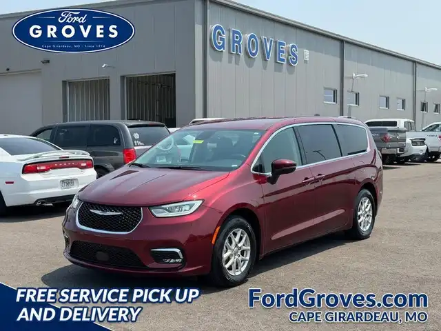 2023 Chrysler Pacifica Touring L's photo