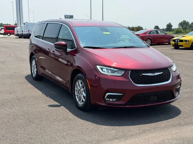 2023 Chrysler Pacifica Touring L photo 3