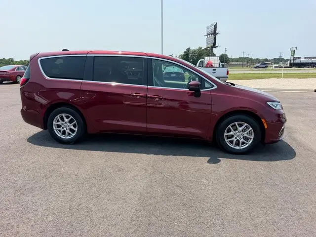 2023 Chrysler Pacifica Touring L photo 4