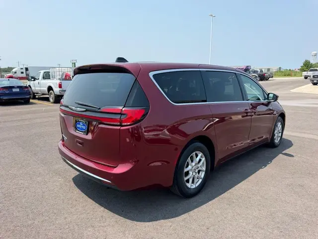 2023 Chrysler Pacifica Touring L photo 5