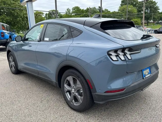 2023 Ford Mustang-Mach-e Select photo 5