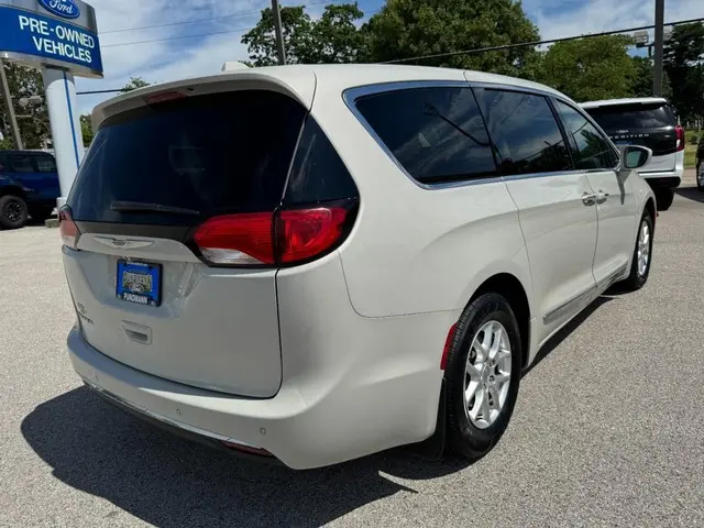 2020 Chrysler Pacifica Touring photo 3
