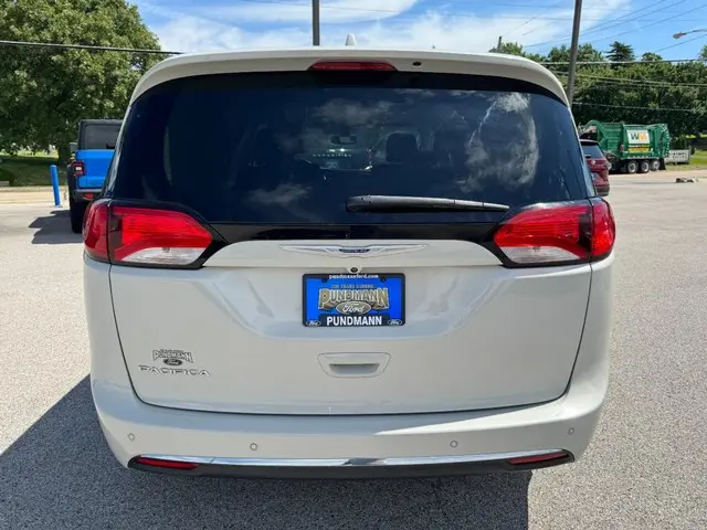 2020 Chrysler Pacifica Touring photo 4