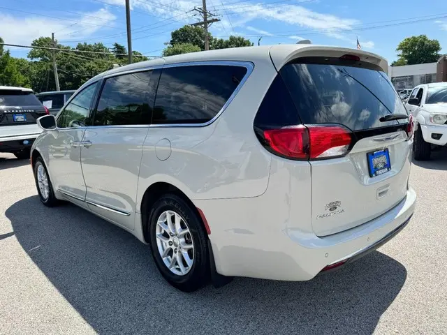2020 Chrysler Pacifica Touring photo 5