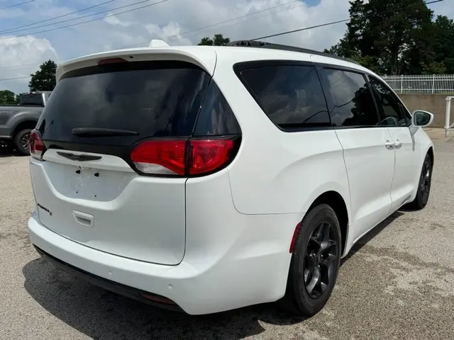 2018 Chrysler Pacifica Touring L Plus photo 3