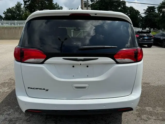 2018 Chrysler Pacifica Touring L Plus photo 4