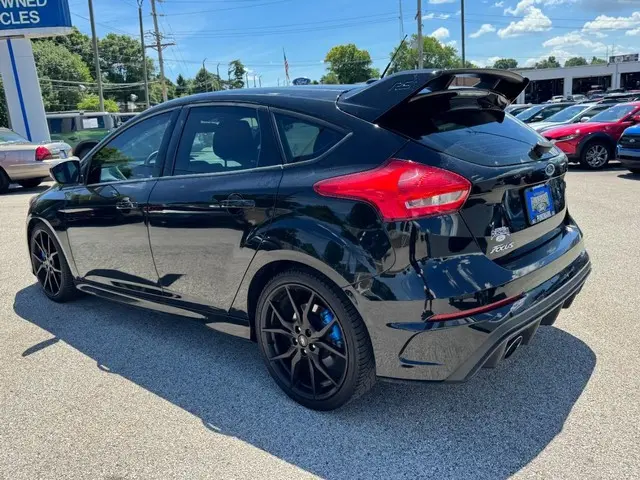 2017 Ford Focus RS Hatchback 5-Door photo 5