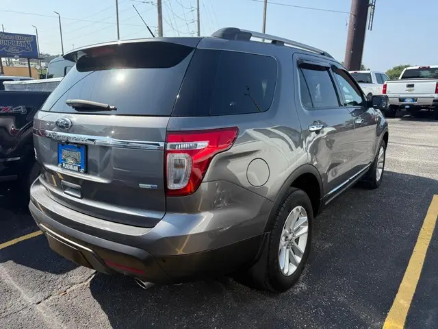 2013 Ford Explorer XLT 4x4 photo 4