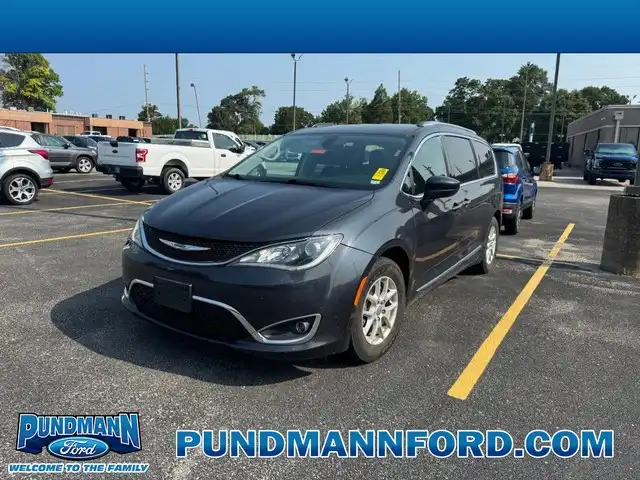 2020 Chrysler Pacifica Touring L's photo