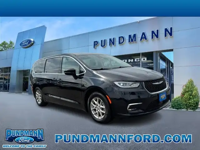 2024 Chrysler Pacifica Touring L's photo