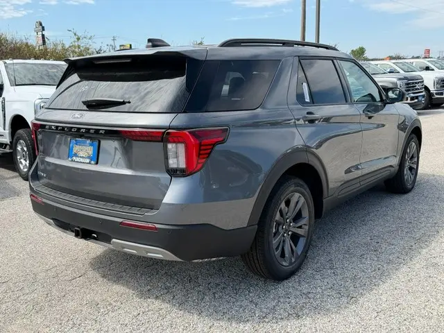 2027 Ford Explorer Active 4WD 200A photo 3